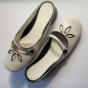 NWOT Gianni Bini "Prince" leather slide, White with Black, Sz 9.5M/41